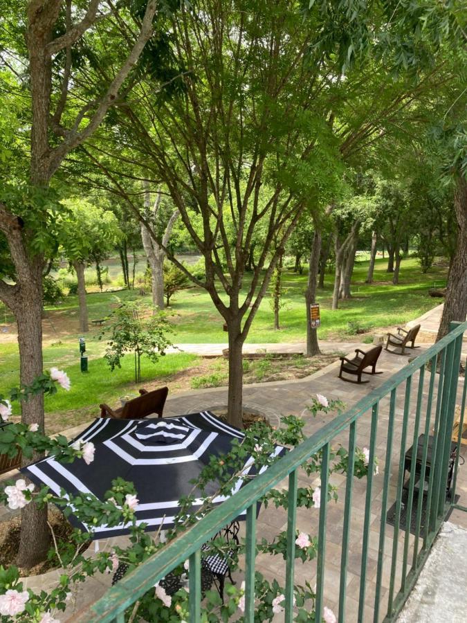 Horseshoe Riverside Lodge Каньйон-Лейк Екстер'єр фото